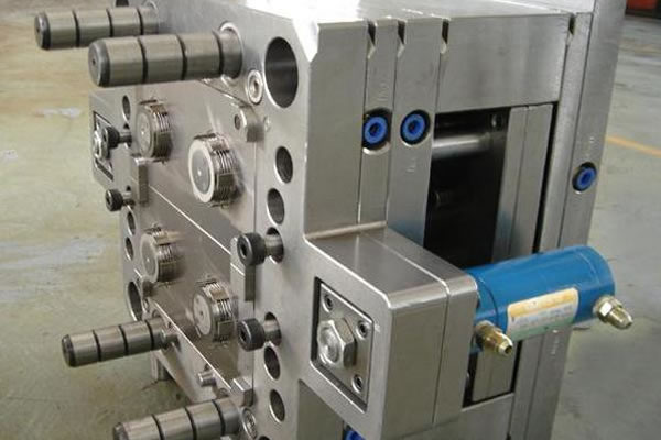 注塑模具改進(jìn)塑料的性能可添加各種輔助材料