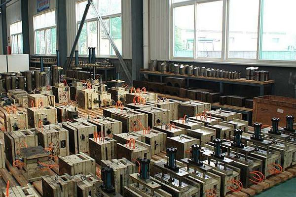 Packaging material with full texture of precision injection mold