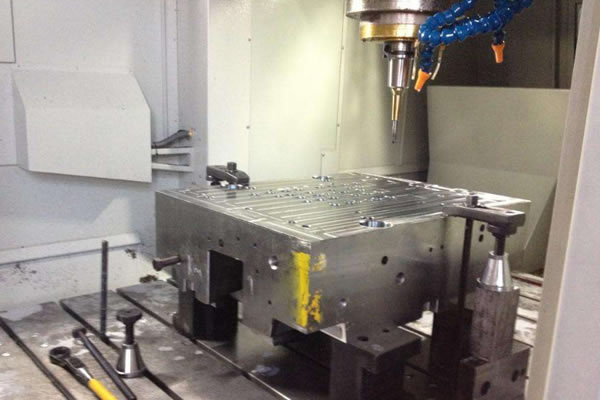 Injection molding principle and common processing characteristics